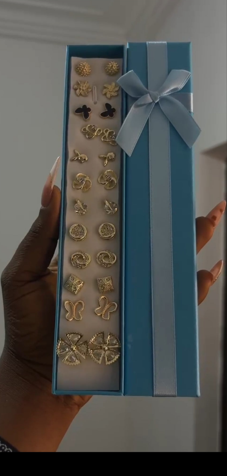 2 boîtes cadeau rouge et bleu de 12 petites boucles différentes à l'intérieur