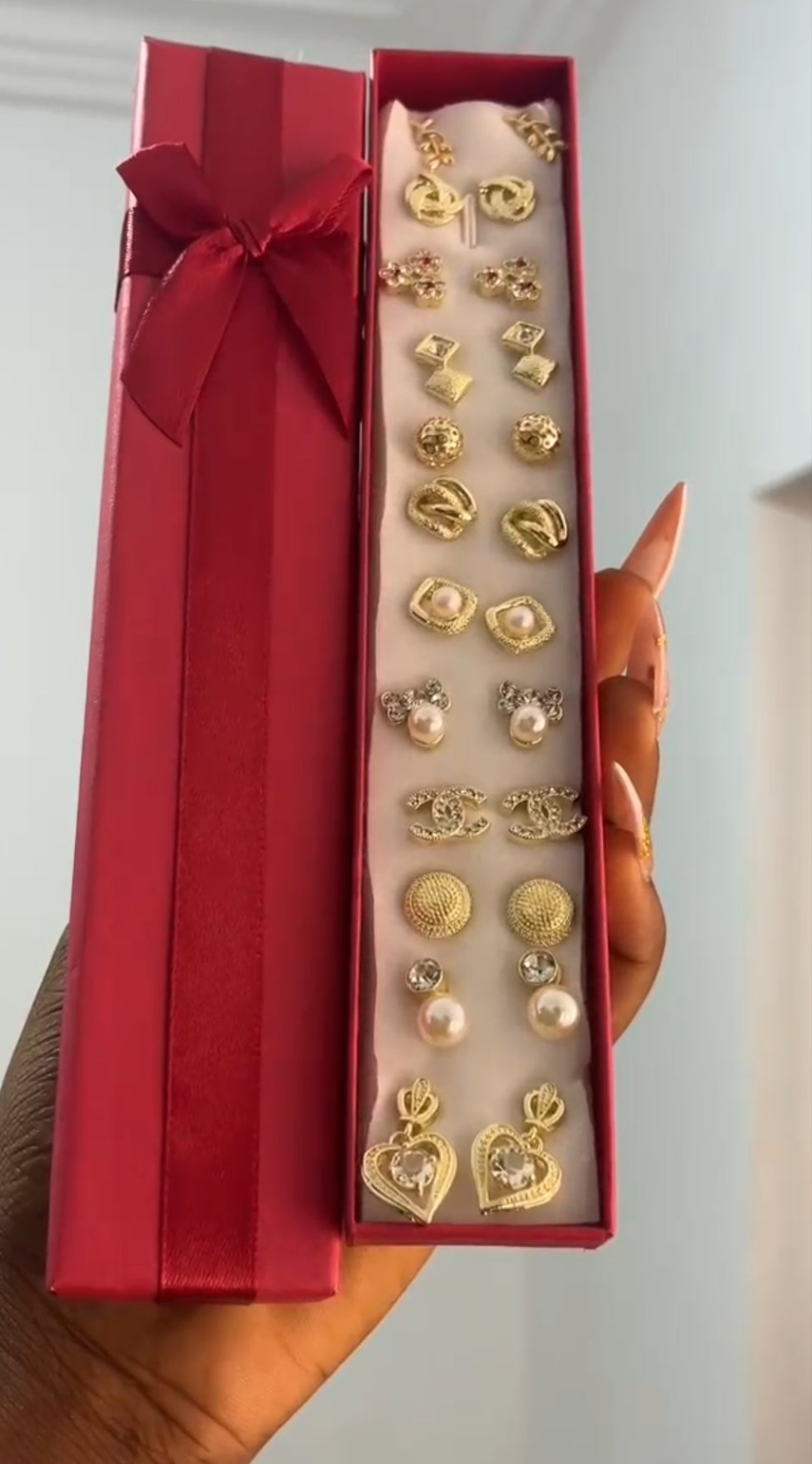 2 boîtes cadeau rouge et bleu  de 12 petites boucles différentes à l'intérieur