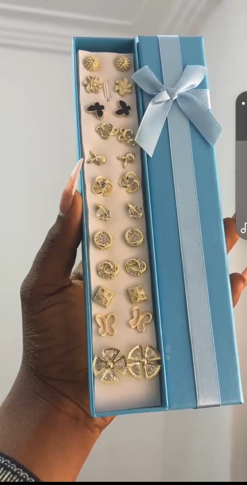 2 boîtes cadeau rouge et bleu  de 12 petites boucles différentes à l'intérieur