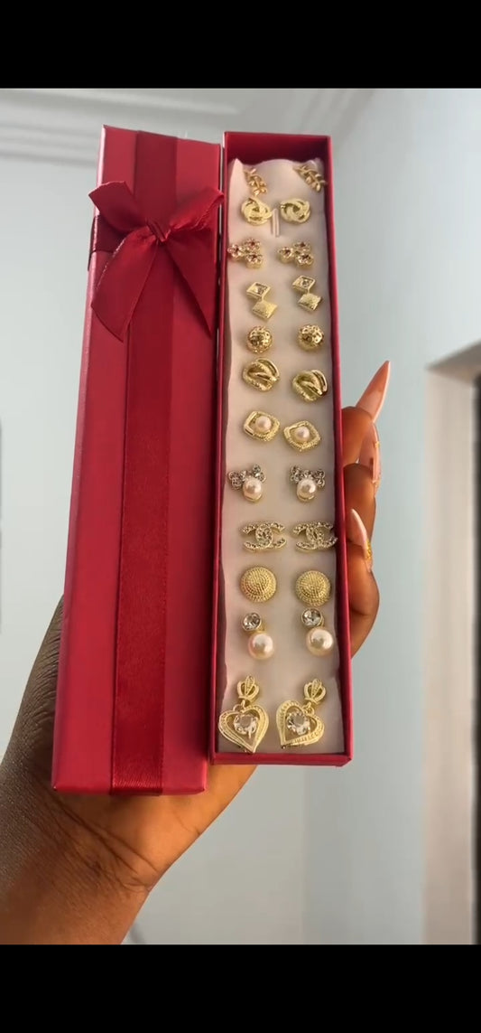 2 boîtes cadeau rouge et bleu  de 12 petites boucles différentes à l'intérieur