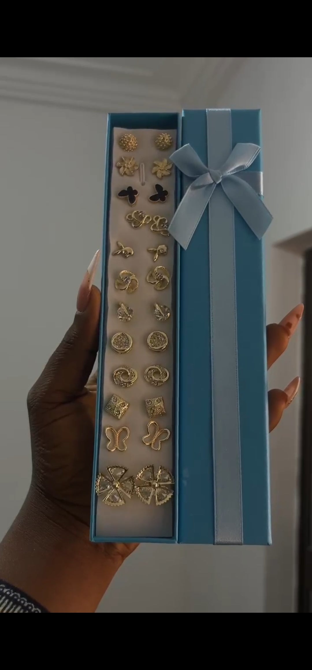 2 boîtes cadeau rouge et bleu  de 12 petites boucles différentes à l'intérieur